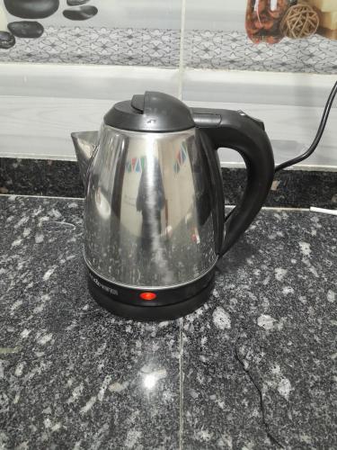 - Hervidor de té en la encimera en Ounaty, en Abu Simbel