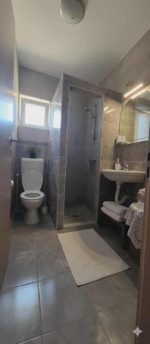 Et badeværelse på Apartman Boki