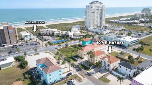 Een luchtfoto van de stad Cocoa Beach. bij 100 Steps to Beach Great Value Pool apts in South Padre Island
