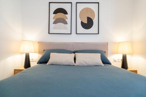 Giường trong phòng chung tại Joan Miró Luxury Apartment