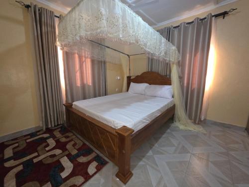 ein Bett mit Baldachin in einem Schlafzimmer in der Unterkunft The Hidden Paradise in Mombasa