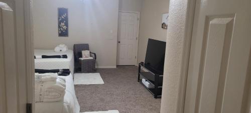 TV a/nebo společenská místnost v ubytování Elegant Hideaway with Heated Pool, Spa & Reclining Bliss