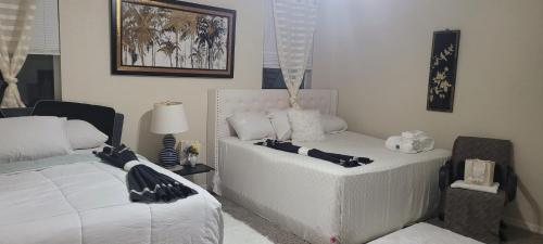 Postel nebo postele na pokoji v ubytování Elegant Hideaway with Heated Pool, Spa & Reclining Bliss