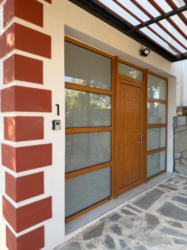 een houten deur aan de zijkant van een huis bij Cullura in Asklipiḯon