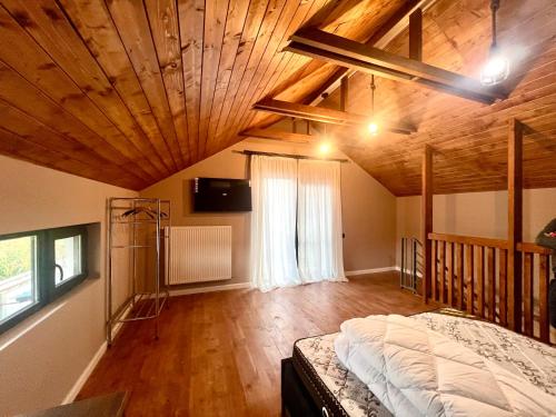 een slaapkamer met een bed en een houten plafond bij M Town cotagge house 