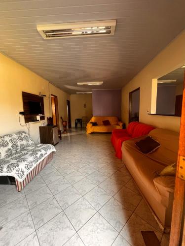 een woonkamer met twee bedden en een bank bij Chácara pôr do sol in Sorocaba