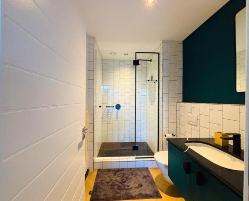 Et badeværelse på ZALS Luxury Accommodation-One bed-Cape Town