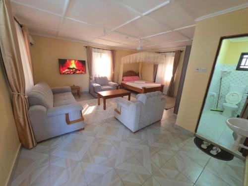 ein Wohnzimmer mit 2 Sofas und ein Schlafzimmer in der Unterkunft The Hidden Paradise in Mombasa