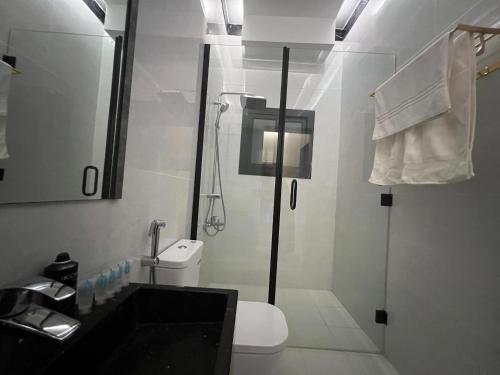 ein Badezimmer mit Dusche, Toilette und Waschbecken in der Unterkunft شقة خاصة in Dschidda