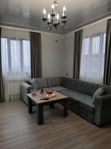 een woonkamer met een bank en een salontafel bij Elite Guest House in Goris