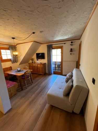 a living room with a couch and a table at Ferienwohnung Lahnerhof in Arriach