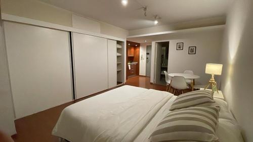 Un pat sau paturi într-o cameră la Sinclair 3044