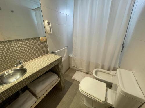 ブエノスアイレスにあるSinclair 3044の洗面台、トイレ、鏡のあるバスルーム