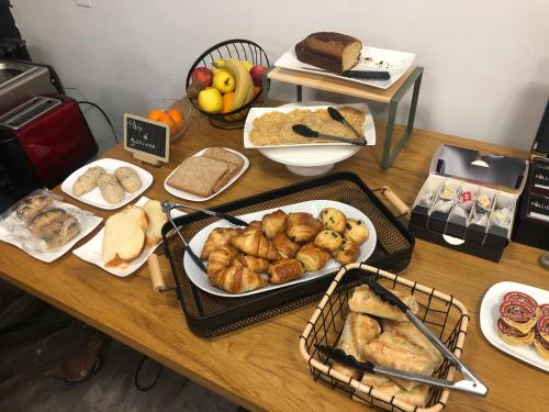 アングレームにあるCit'Hotel Europeenのパン・ペストリー各種をトッピングしたテーブル