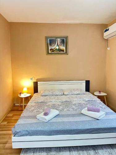 En eller flere senge i et værelse på Family Apartment near Shadervan