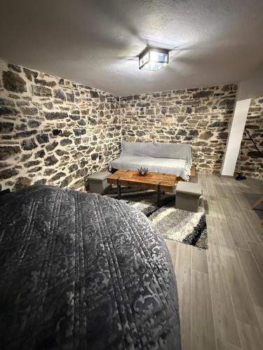 una camera da letto con un letto e un muro di pietra di Stone house seta a Séta