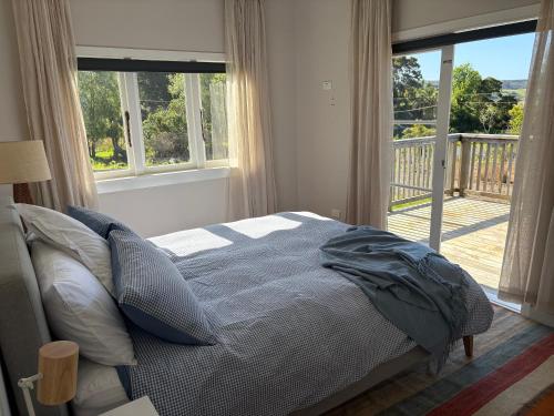 En eller flere senge i et værelse på Pakiri Farm cottage