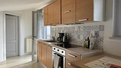 Køkken eller tekøkken på Luce - Luxury penthouse - panoramic terrace - super central - only real beds - wifi airco TV65