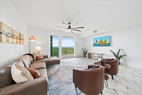 uma sala de estar com um sofá e cadeiras em RIVER FLY IN Coastal Penthouse Panoramic Views RFI-708 em Audubon