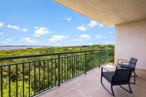 uma varanda com duas cadeiras e vista para o oceano em RIVER FLY IN Coastal Penthouse Panoramic Views RFI-708 em Audubon