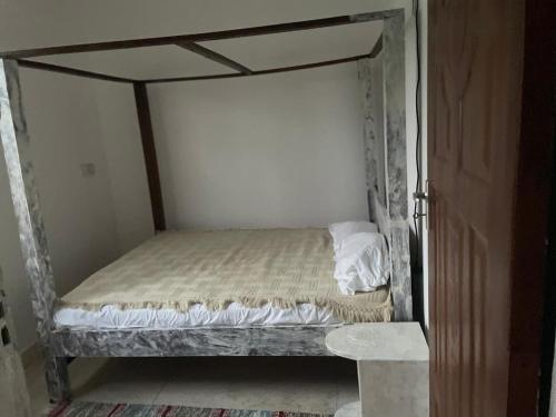 En eller flere senge i et værelse på Private Top-Floor Apartment Steps from Diani Beach