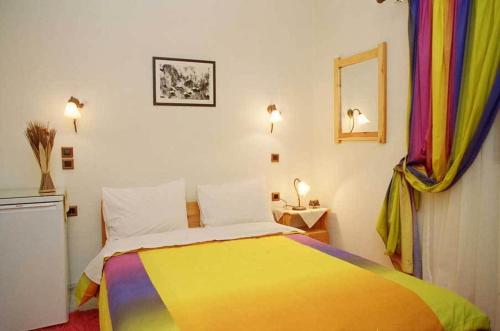 Ένα ή περισσότερα κρεβάτια σε δωμάτιο στο Ξενώνας Ίριδα