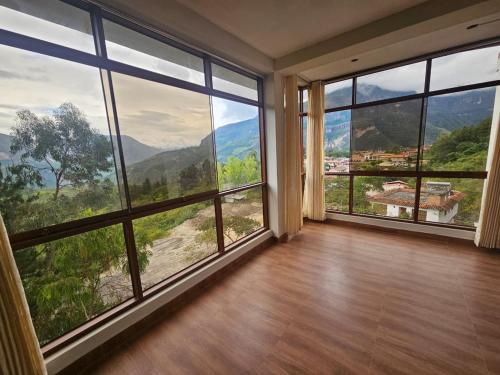 منظر الجبل العام أو منظر الجبل من الإقامة في منزل