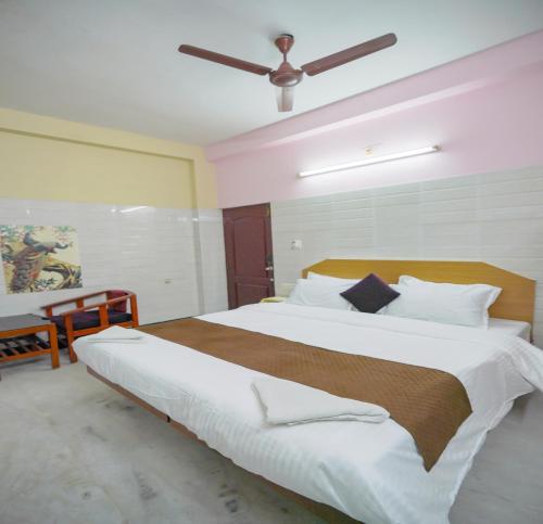 Ένα ή περισσότερα κρεβάτια σε δωμάτιο στο Maruthi Residency