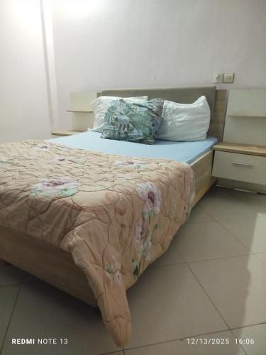 a bedroom with a bed with a blanket and pillows at Studio riad zitouna in Meknès