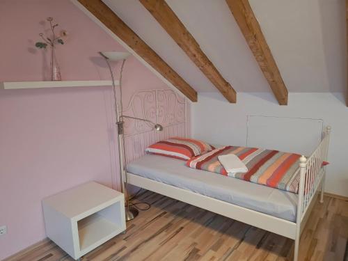 Delfinia : غرفة نوم صغيرة مع سرير ومصباح