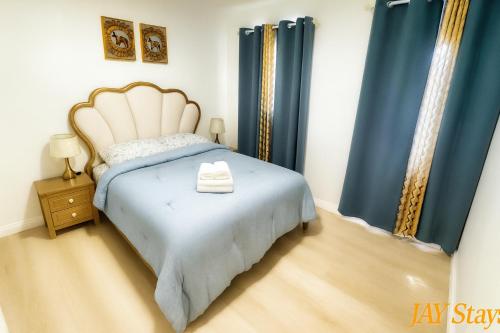 Una cama o camas en una habitación de Newly renovated, warm home with 4 bedrooms, 14 miles from Disney