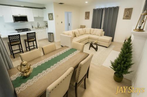 Un lugar para sentarse en Newly renovated, warm home with 4 bedrooms, 14 miles from Disney