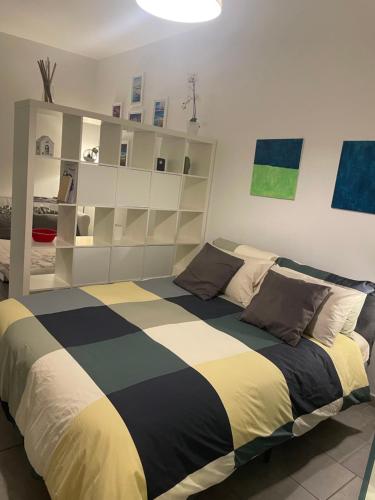 una camera da letto con un letto grande con una coperta a righe di Casina Baglio a Taranto