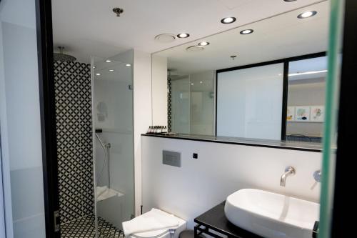 Koupelna v ubytování מלון אבא תל-אביב-יפו