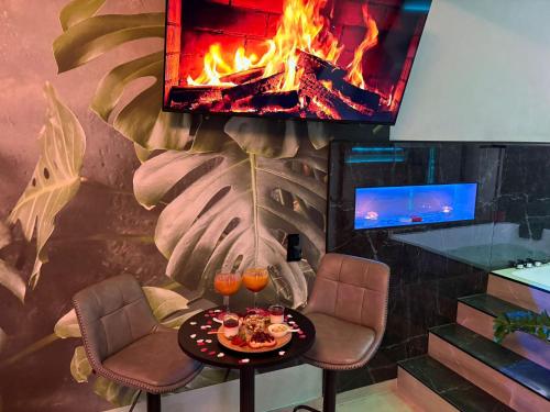 una stanza con camino e due sedie e un tavolo di Aura Spa Herne Premium a Herne