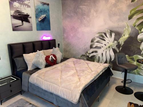 a bedroom with a bed and a plant at Aura Spa Herne Premium in Herne