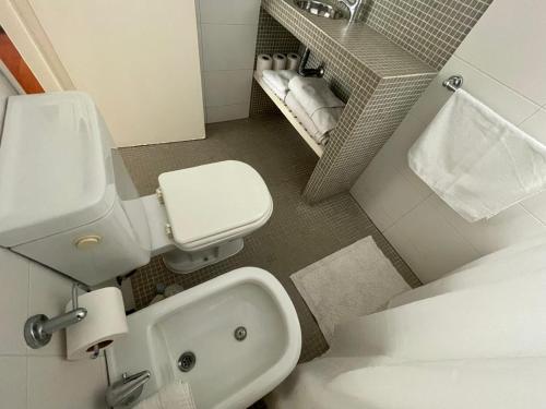 een kleine badkamer met een wastafel en een toilet bij Sinclair 3044 in Buenos Aires