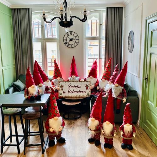 Eine Gruppe von Weihnachtsmännern stand in einem Raum. in der Unterkunft Belvedere Old Town with Balcony AC Progres in Toruń