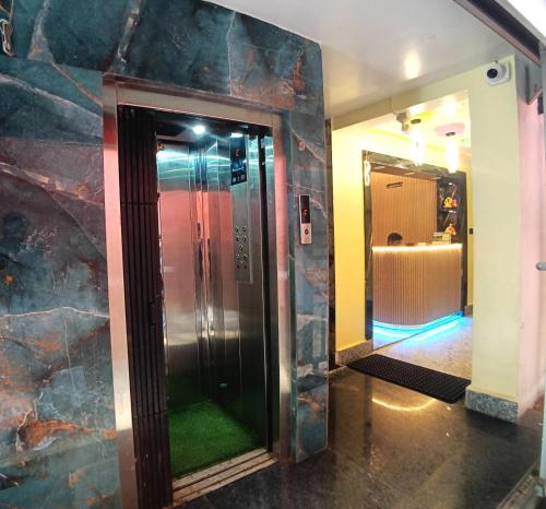 um elevador num edifício com piso verde em Sonargaon Beach Resort em Mandarmoni