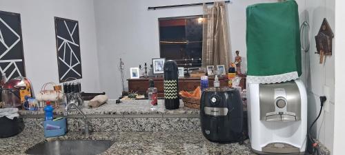 een aanrecht met een apparaat erop bij Cantinho da paz in Gravatá