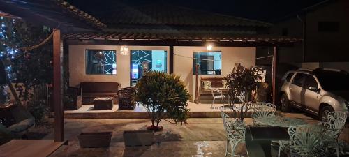 een huis met een auto ervoor geparkeerd bij Cantinho da paz in Gravatá