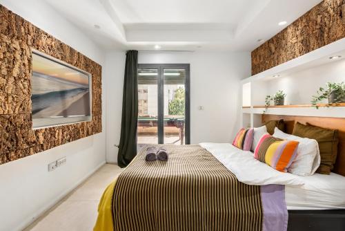 En eller flere senge i et værelse på Noga 2BR Suite Apartments