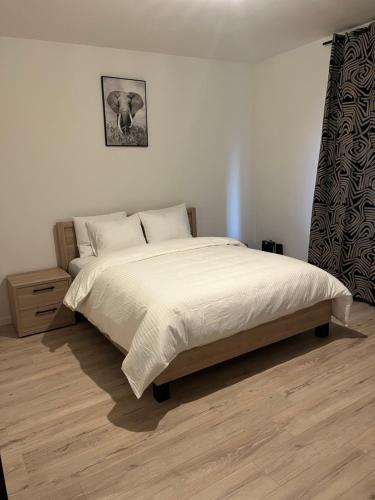 Giường trong phòng chung tại FDS Cosy House