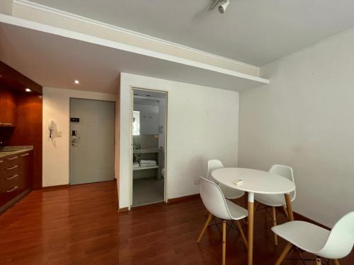 ブエノスアイレスにあるSinclair 3044の白いテーブルと椅子のあるダイニングルーム
