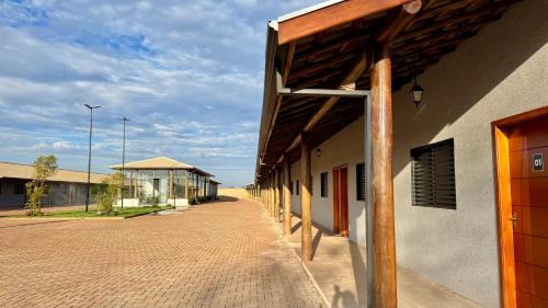 un edificio con un passaggio pedonale sul lato di Hotel Tamboril a Barra Bonita