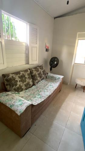 een bank in een woonkamer met een raam bij Nunes stay in Prado