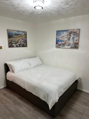 Postel nebo postele na pokoji v ubytování Modern 2 Bedroom House Near London City Airport, Excel, O2 & DLR with FREE Parking & Privet Entrance