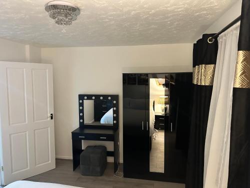 Modern 2 Bedroom House Near London City Airport, Excel, O2 & DLR with FREE Parking & Privet Entrance photo 14