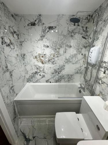 Koupelna v ubytování Modern 2 Bedroom House Near London City Airport, Excel, O2 & DLR with FREE Parking & Privet Entrance