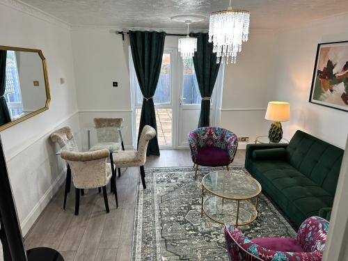 Modern 2 Bedroom House Near London City Airport, Excel, O2 & DLR with FREE Parking & Privet Entrance photo 27